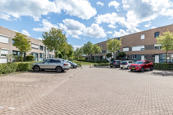 Foto - Verkocht onder voorbehoud: Instapklare ruime tussenwoning uit 1997 met 3 slaapkamers, moderne badkamer, tuin en garage in Heerlen